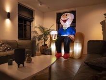 abraham-zittend-indoor